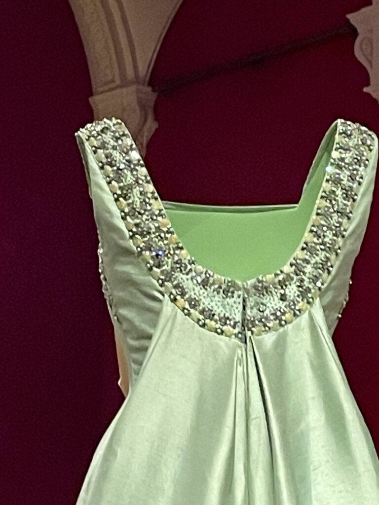 PDT-2026-Londres-Expo_Elizabeth_II-Dos_robe_vert